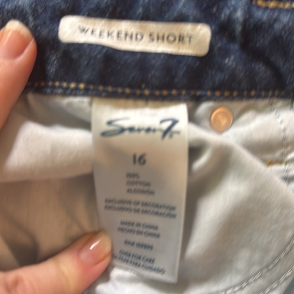 EUC like new! Seven7 Weekend Short Denim Blue Shorts Distressed Cotton Womens 16 - Picture 4 of 5